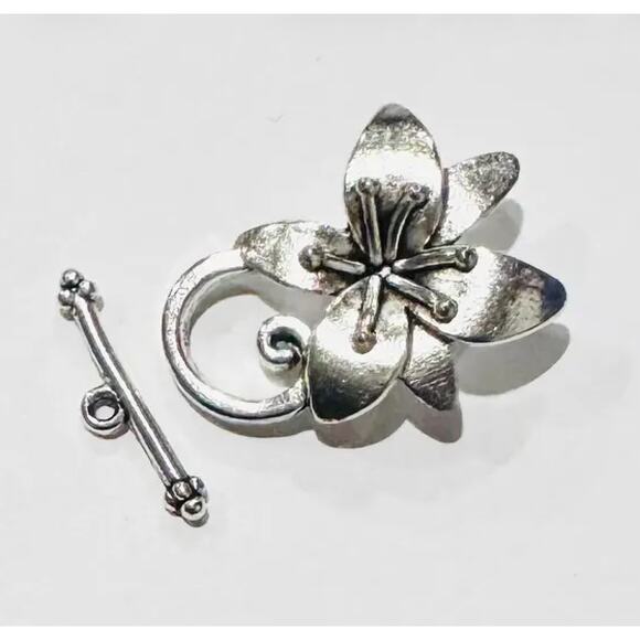 hildie & jo Jewelry - 8 Pcs, Silver-plated Flower Toggle Clasps for Jewelry Craft Projects